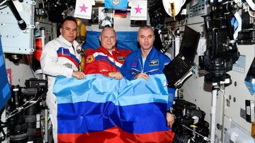 Fotografia dos cosmonautas com bandeira de 'país' reconhecido apenas pela Rússia e pela Síria - Divulgação/ Telegram/ Roscosmos
