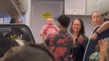 Momento em que o recém-nascido foi salvo no no voo - Reprodução/Twitter/@@iancassette_wx