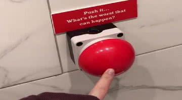 Botão vermelho em restaurante no Reino Unido - Divulgação/Redes Sociais