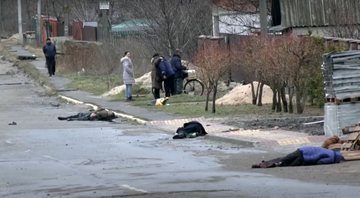 Imagem mostrando cadáveres caídos em rua de Bucha - Divulgação/ Youtube/ CBS Evening News