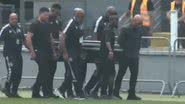 Coletivo carregando caixão de Pelé na Vila Belmiro - Reprodução/Vídeo/YouTube