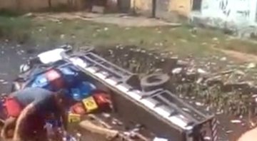 Imagem do caminhão tombado sendo saqueado - Divulgação / Reprodução / Twitter