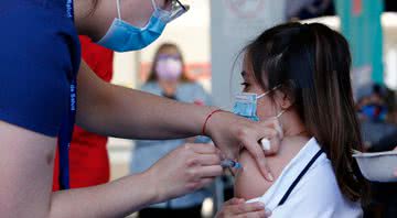 Imagem meramente ilustrativa de criança sendo vacinada - Getty Images