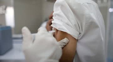 Profissional de saúde aplica vacina em paciente - Getty Images