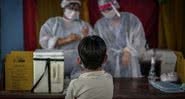 Criança aguarda vacina - Getty Images
