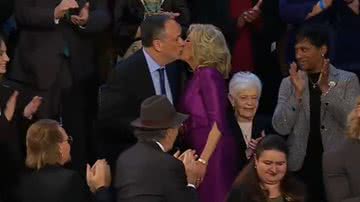 Momento em que Jill Biden beija Doug Emhoff - Divulgação / vídeo / Twitter