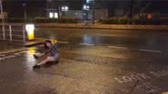 Mulher foi arrastada pelos fortes ventos - Divulgação / vídeo / Twitter