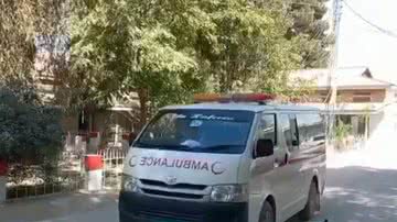 Ambulância no local onde ocorreu o atentado nesta sexta-feira - Divulgação/vídeo/Youtube/BBC