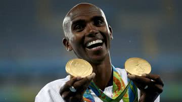 Foto de Mo Farah com duas medalhas de ouro nas Olimpíadas - Getty Images