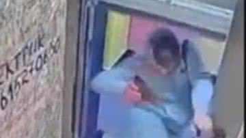 Momento em que elevador quase mata homem russo - Reprodução/Vídeo/UOL