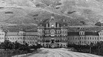 Fotografia mostrando o hospital psiquiátrico estadual de Utah, onde muitas das esterilizações ocorreram - Domínio Público