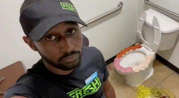 Funcionário colocando alimentos em vaso sanitário - Divulgação/Reddit