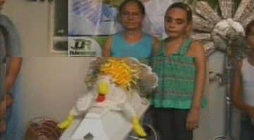 Cerimônia funerária em homenagem a galinha Rafinha - Divulgação / YouTube / TV Tambaú