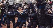 Policia prendendo manifestante russo - Getty Images