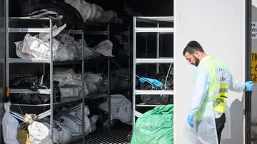 Container frigorífico com corpos de vítimas - Getty Images