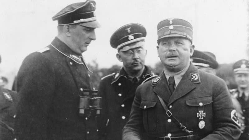 Na imagem: Kurt Daluege, chefe da Ordnungspolizei; Heinrich Himmler, então chefe da SS e Ernst Röhm, o chefe da SA - Arquivo Federal Alemão