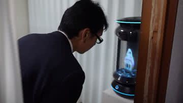 Akihiko Kondo interagindo com a esposa holográfica - Divulgação / YouTube / AFP Português