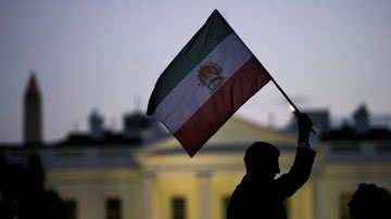 Fotografia meramente ilustrativa de homem segurando bandeira do Irã em apoio aos protestos pela morte de Mahsa Amini - Getty Images