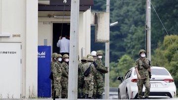 Membros da Força de Autodefesa do Japão são vistos ao redor do campo de tiro - Reuters