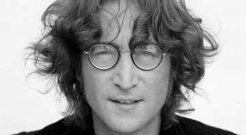 Fotografia em plano retrato de John Lennon - Wikimedia Commons