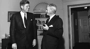 JFK em conversa com o embaixador Lincoln Gordon - JFK Library via Camilo Tavares/Nexo Filmes