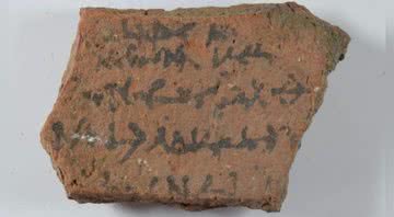 Fragmento de vaso com manuscrito - Divulgação / Ministério das Antiguidades e Turismo do Egito