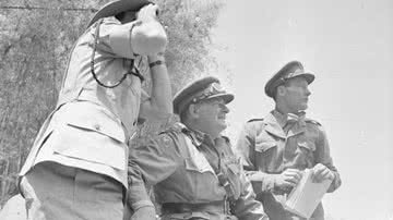 Tenente general Sir George Erskine observando operações contra a Revolução Mau Mau - Wikimedia Commons / Domínio Público