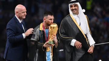 Messi com a taça da Copa do Mundo em mãos - Getty Images