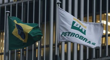Bandeiras da Petrobras junto com a do Brasil - Getty Images