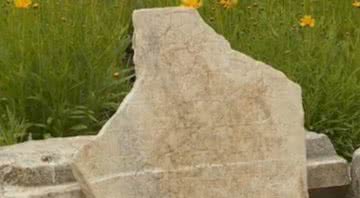 Imagem da placa de mármore encontrada na Bulgária - Divulgação