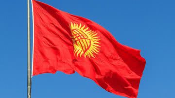 Bandeira do Quirguistão - Licença Creative Commons via Wikimedia Commons
