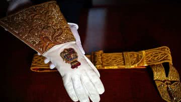Cinto e luva utilizados na cerimônia de coroação de Charles III - Getty Images