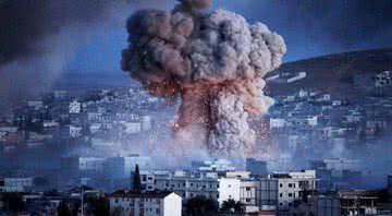 Explosão abala a cidade síria de Kobani durante um suposto ataque suicida com um carro-bomba perpetrado por militantes do Estado Islâmico, em 2014 - Getty Images