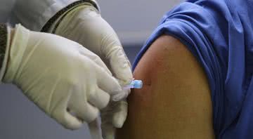 Imagem ilustrativa de criança sendo vacinada - Getty Images