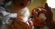 Imagem ilustrativa de bebê sendo vacinado - Getty Images