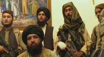 Membros do talibã no palácio presidencial de Cabul - Divulgação/Twitter/@AJEnglish
