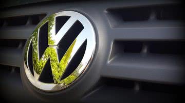 Fotografia meramente ilustrativa do logo da Volkswagen em um veículo - Divulgação/ Pixabay/ Simon