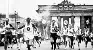 A tocha é carregada por vários atletas até chegar ao estádio olímpico. A tradição teve início nas Olimpíadas  de Berlim, em 1936 - Getty Images
