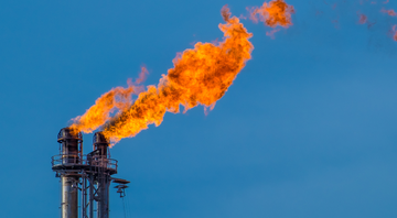 Sobra de gás natural queimando na plataforma de petróleo - Shutterstock