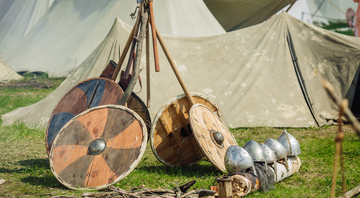 Acampamento viking em reencenação moderna  - Shutterstock