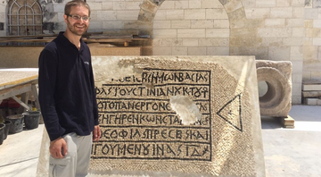 David Gellman, líder da descoberta posando ao lado do mosaico - Amanda Borschel-Dan