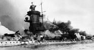 O navio afundando enquanto arde em chamas - Getty Images