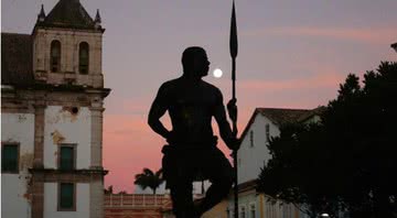 Estatua de bronze em homenagem à Zumbi dos Palmares na Praça da Sé, Salvador/Bahia - Wikimidia Commons