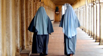 Duas freiras em um convento moderno - Getty Images