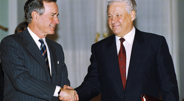 George Bush e Boris Yeltsin se cumprimentam, em 1993 - Getty Images