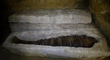 Uma das múmias egípcias encontrada no sarcófago de calcário - Divulgação/Facebook/Ministério de Antiguidades do Egito
