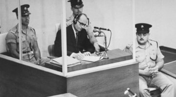Adolf Eichmann em seu julgamento - Wikimedia Commons / Museu do Holocausto dos Estados Unidos