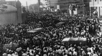 Multidão comemora a democratização do Iraque em 1958 - Wikimedia Commons / Domínio Público