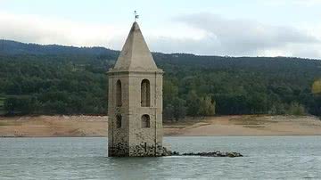 Imagem mostra torre ressurgindo na água - Divulgação / TripAdvisor / Lourdes A