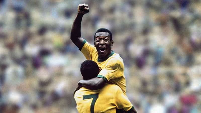 Pelé abraçando Jairzinho durante a Copa de 1970 - Divulgação / FIFA